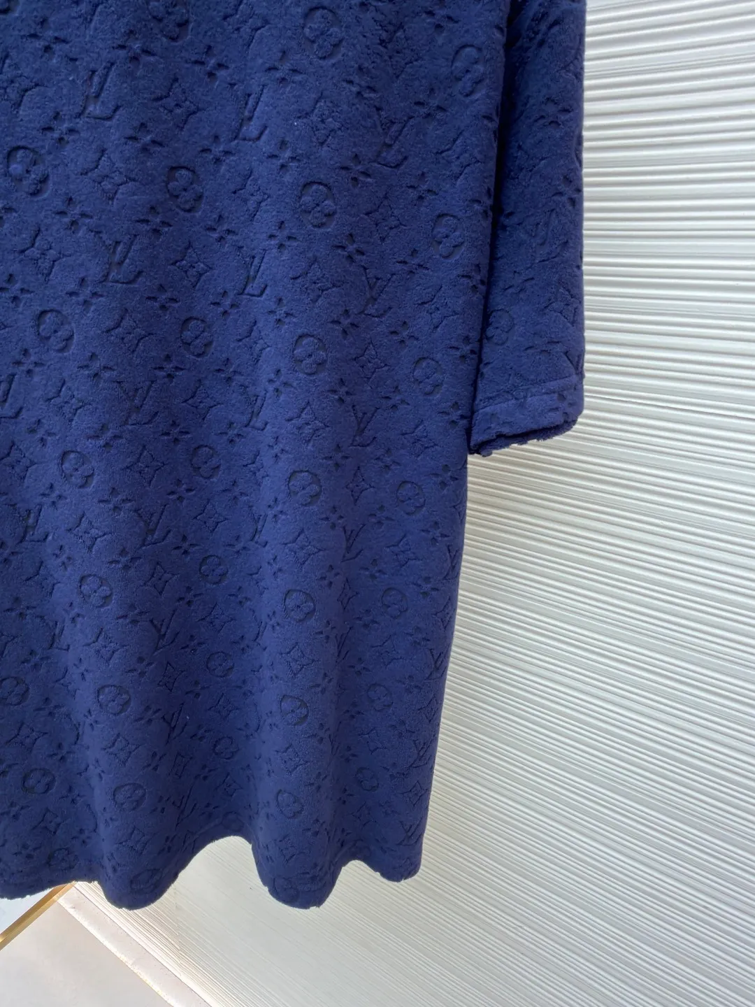 LOUIS VUITTON embossed terry short sleeves ●Original version: Purchased and developed at 9350 ●Item number: 1682411-A00 ●Fabric: terry luxury terry fabric ●Technology: embossed jacquard production ●Color: navy ●Version: fitted version ●Weight: about 340 grams ●Size: S-M-L-XL ●Description: Customized soft cotton blended terry luxury terry fabric with clear texture Plump and lazy, comfortable and close to the skin, with navy blue as the main tone, as calm and profound as the deep sea, the full-width Monogram embossing makes a stunning appearance. It is a gorgeous bloom of Louis Vuitton's classic elements. It is fully recognizable and interprets unparalleled fashion style. The suit is worn for worry-free wear. Three-dimensional relief jacquard technique uses a high-density electronic jacquard machine to achieve the Monogram three-dimensional effect through the "positive and negative layer weaving method". Apply heat pressure to the fabric locally using a customized mold to hot-melt the fibers in specific areas. The permanent embossed contour infrared positioning cutting machine achieves precise positioning of materials through infrared emitters and infrared receivers. The accuracy can reach the micron level, thereby meeting the effect of Monogram alignment and high-precision cutting. The fabrics have been washed and have a better hand feel and texture. They are not easy to deform, shrink or fade, and maintain long-term beauty. The overall wiring is straight and delicate, the fabric is comfortable and soft, and the color is consistent without color difference. It can be matched with the same style to create a fashionable look and control various occasions. Customized accessories, complete with three standards, same style for men and women!